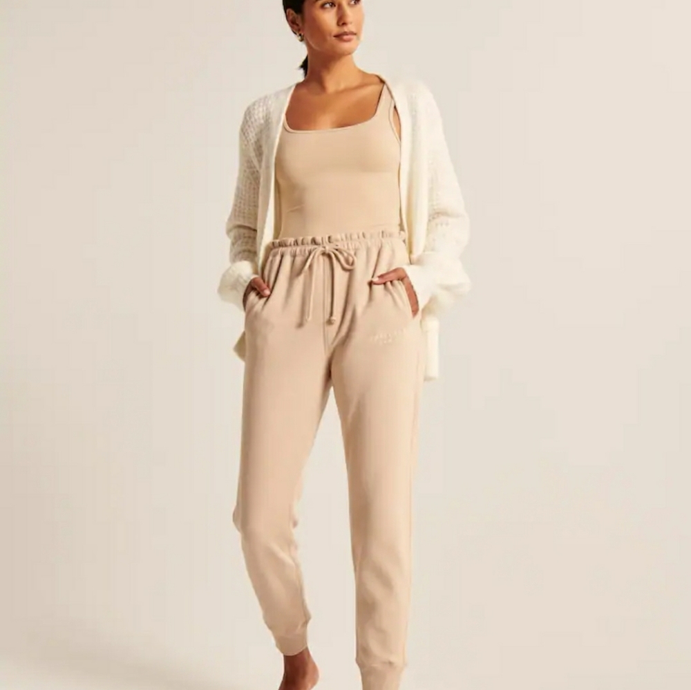 NWT Abercrombie & Fitch Embroidered Ruffle Jogger